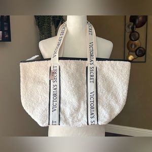 Victoria Secret Cozy Sherpa
Plush Fleece Tote Bag Zipper
Closure … New with tag